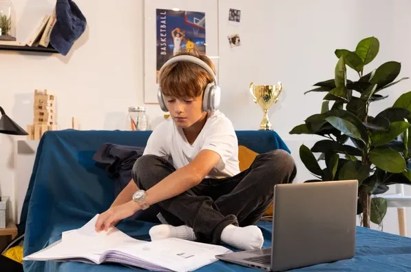 Élève du collège en cours en ligne Acadomia