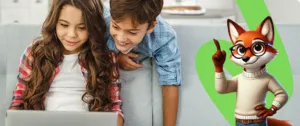 Deux élèves révisant, consultant une fiche-conseil à partir d'une plateforme d'accompagnement scolaire en ligne