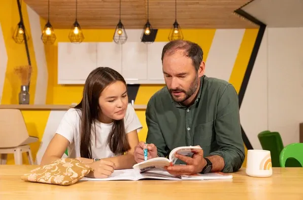 Élève du collège en cours particuliers avec un professeur Acadomia