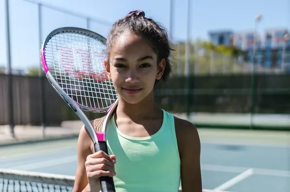 Elève E-Campus Acadomia et jeune sportive tennis - photo tous droits réservés