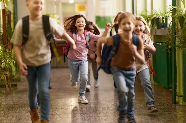 Élèves de primaire heureux à la sortie d'un cours collectif acadomia
