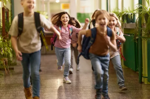 Élèves de primaire heureux à la sortie d'un cours collectif acadomia