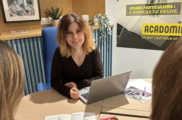 Conseillère pédagogique Acadomia en RDV de suivi élève - photo tous droits réservés