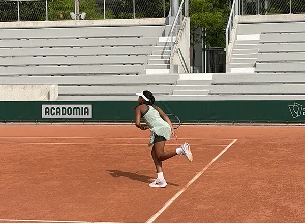 jeune sportive tennis et élève E-Campus Acadomia - photo tous droits réservés