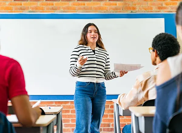 Professeure Acadomia animant un cours collectif auprès d’élèves de lycée – Photo tous droits réservés